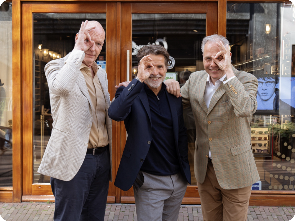 De voorzitter, ambassadeur en directeur van Eye Care Foundation