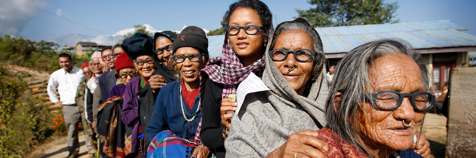 Mensen lopen in een rij om elkaar te helpen omdat ze slechtziend zijn
