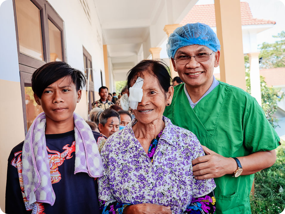 Oogarts samen met oogpatient en haar kleinzoon in Cambodja