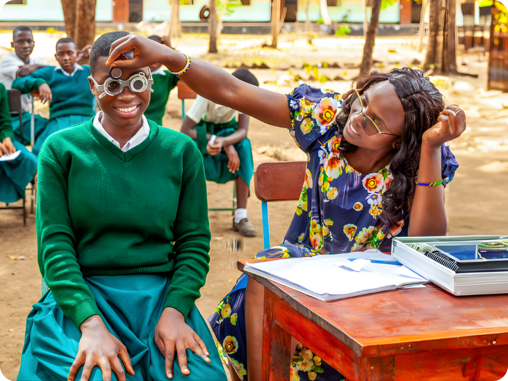 Oogscreening op school in Tanzania