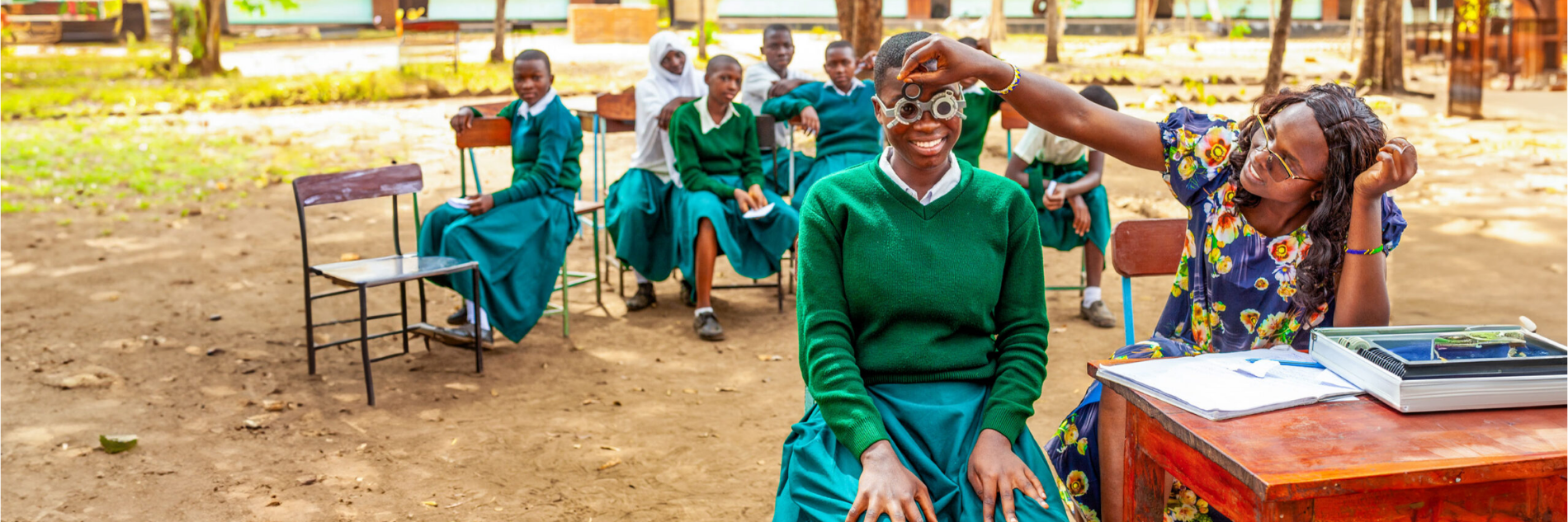 Oogscreening op school in Tanzania