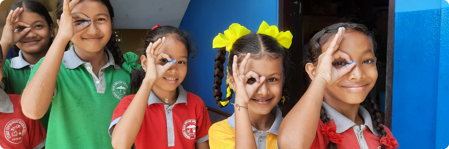 Afrikaans jongetje voor schoolbord met bril op