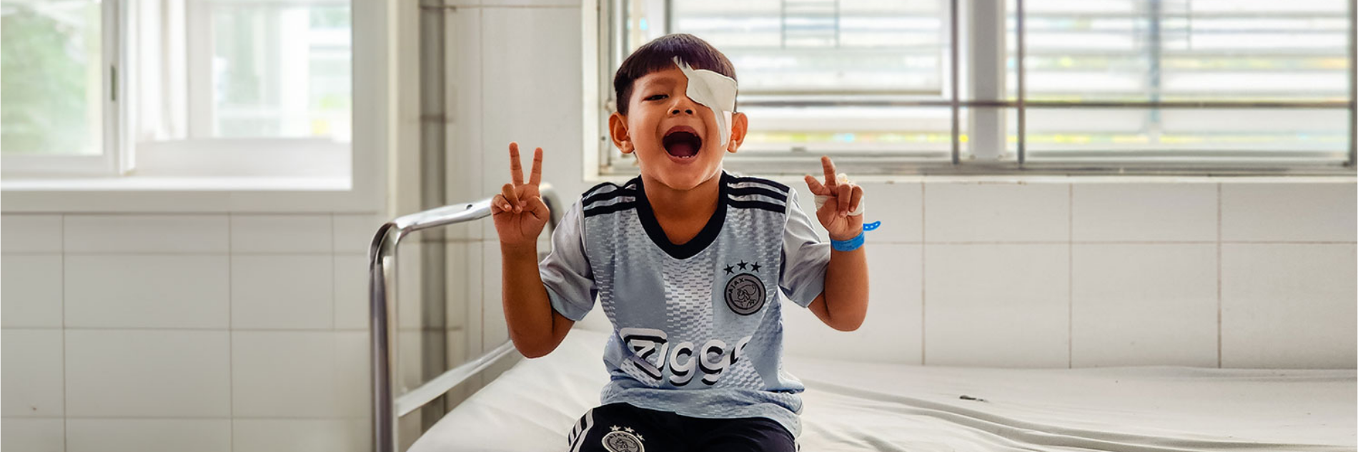 oogbehandeling jongetje van Vietnam