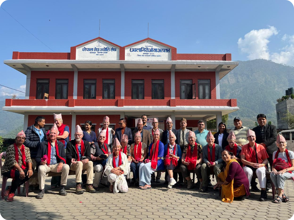Donateursreis in Baglung, Nepal waar donateurs zitten voor het Baglung ziekenhuis