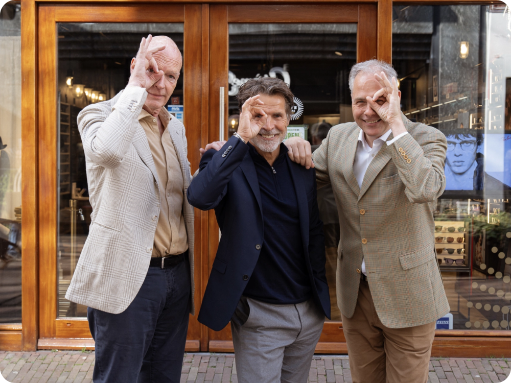 De voorzitter, ambassadeur en directeur van Eye Care Foundation