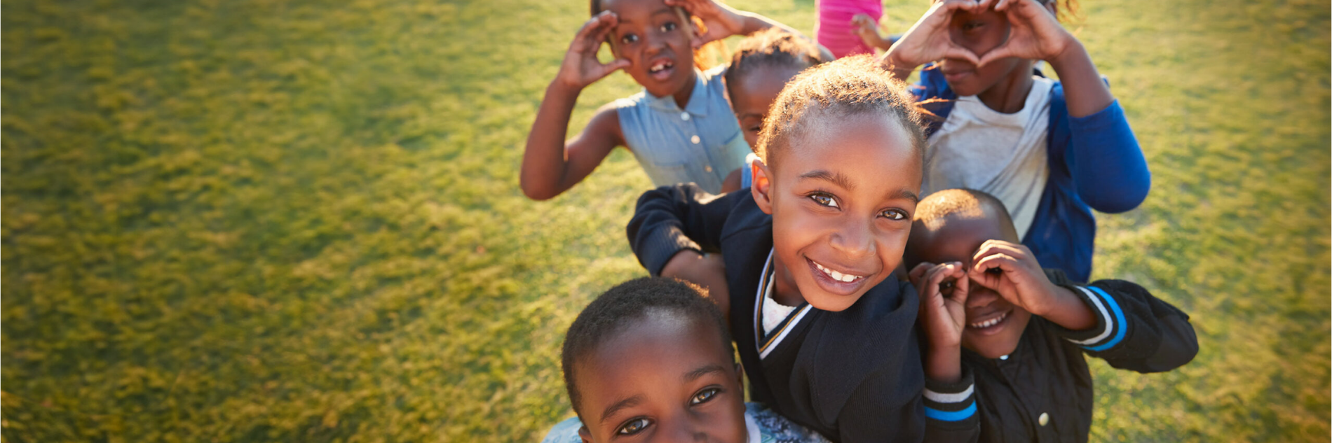 Vrolijke kinderen in Tanzania doen oogteken