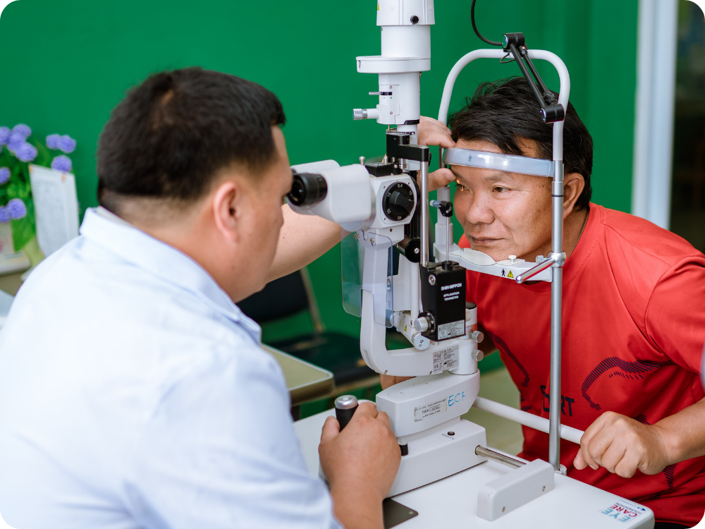 Oogscreening van een man in Cambodja