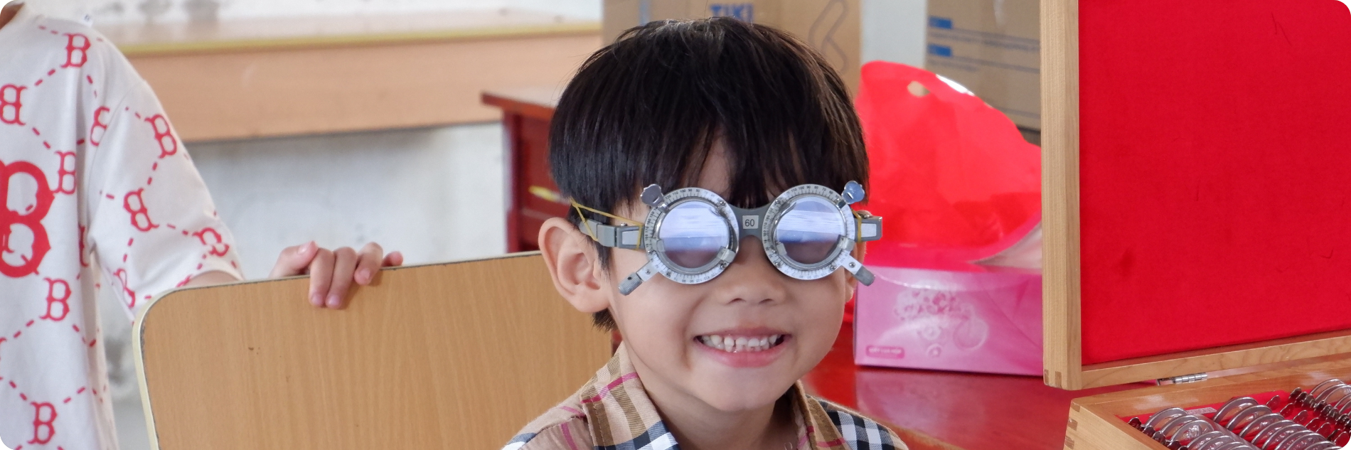 Jongen met optische proeflens in Vietnam