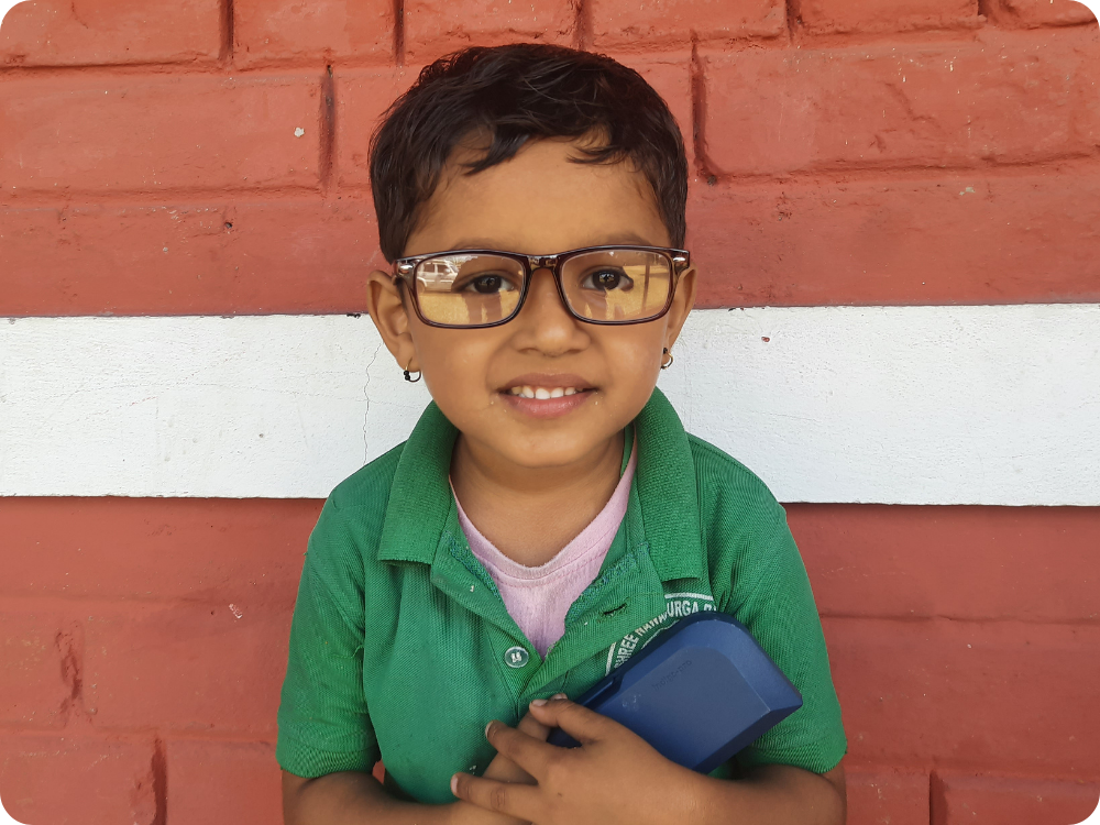 Jongetje met zijn nieuwe bril in Nepal