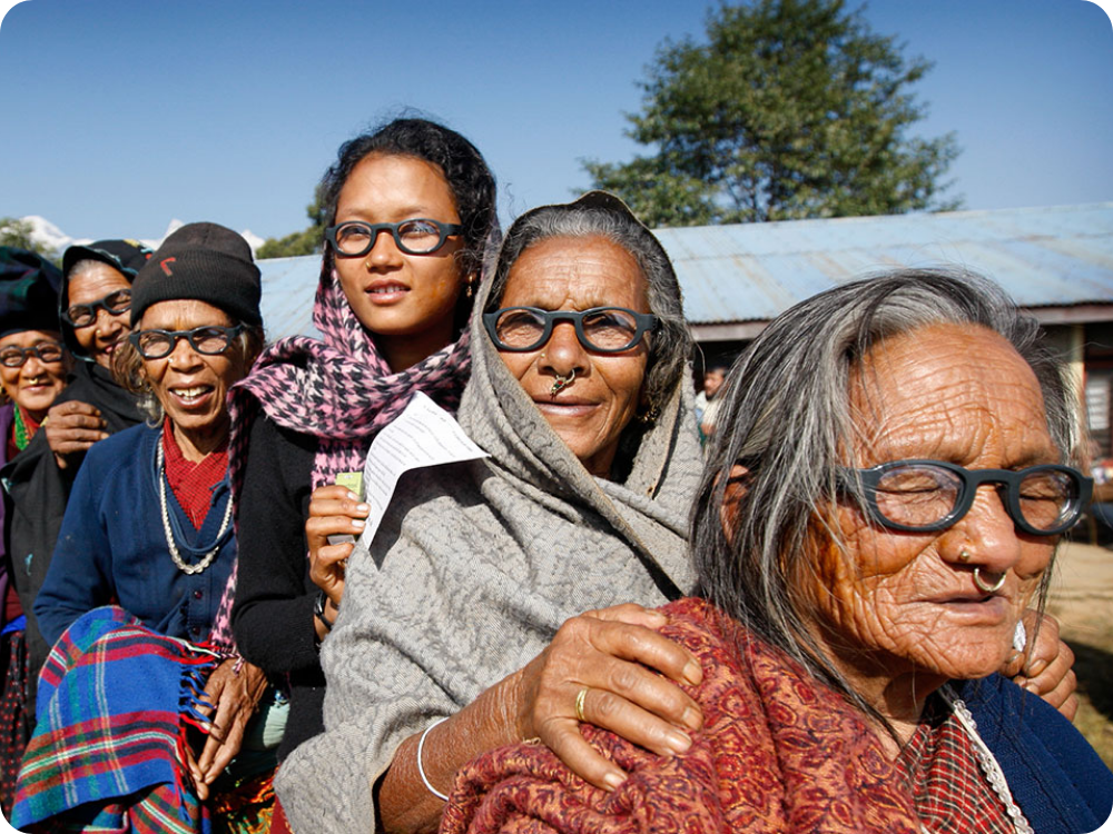 Vrouwen lopen in Nepal in polonaise met bril op hun hoofd