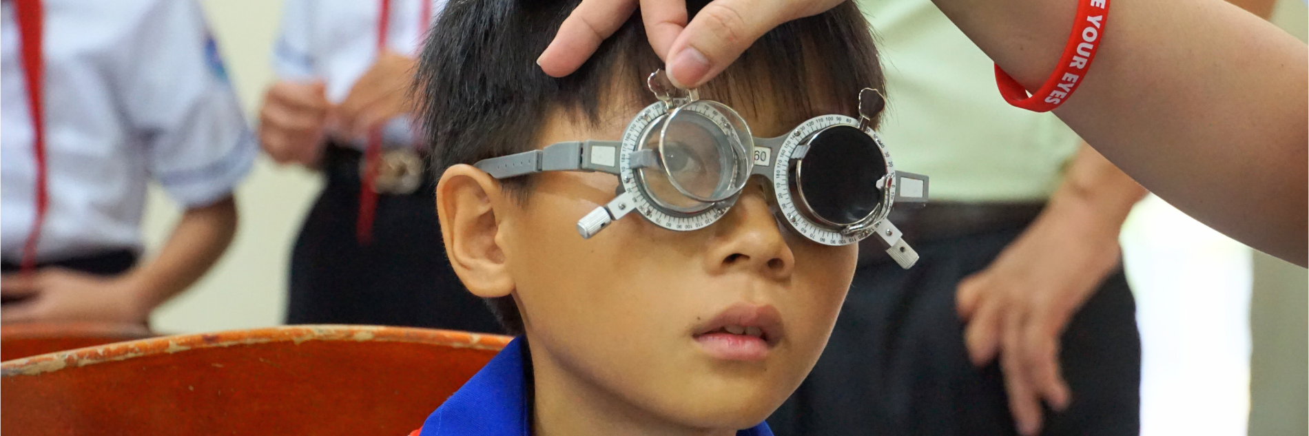 Jongen krijgt oogsceening tijdens World Sight Day