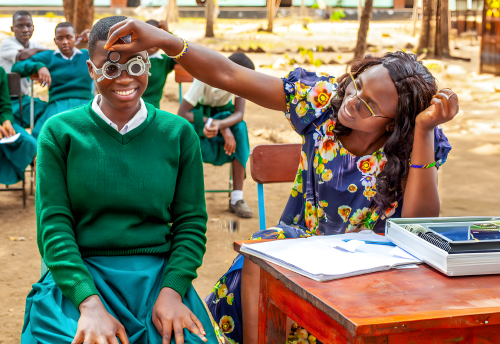 Oogscreening op school in Tanzania